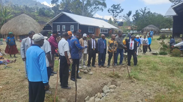 Gubernur Papua Pegunungan Mulai Pembangunan Kantor Baptis Poga
