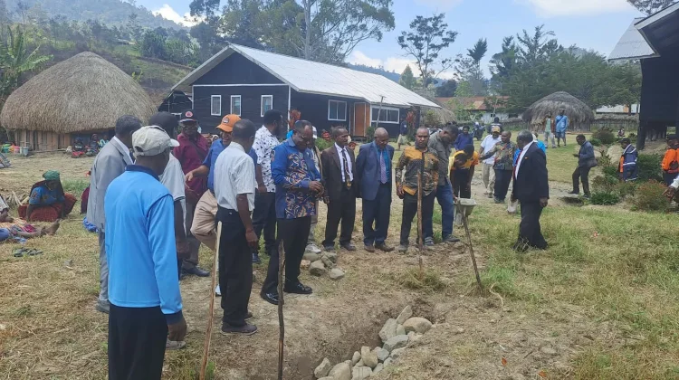 Gubernur Papua Pegunungan Mulai Pembangunan Kantor Baptis Poga