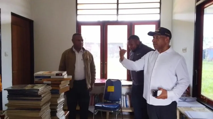 Bupati Spei Yan Birdana Menyerahkan Sejumlah Buku Kepada Pihak Universitas Okmin