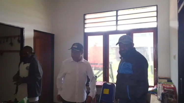 Bupati Spei Yan Birdana Menyerahkan Sejumlah Buku Kepada Pihak Universitas Okmin