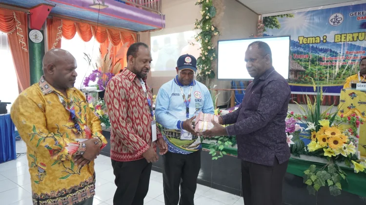 Gubernur Papua Pegunungan Salurkan Rp200 Juta untuk Konferensi GKII Hitigima
