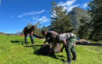 Pegawai Distrik, Satgas Yonif 511/DY, dan Warga Gelar Karya Bakti di Pirime