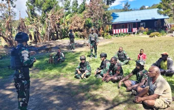 Satgas Yonif 511/DY Perkuat Kedekatan melalui Anjangsana di Kampung Guninggame