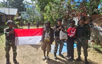 Satgas Yonif 511/DY Bagikan Bendera Merah Putih dan Sembako kepada Warga Karubaga