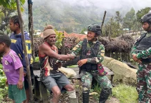 Satgas Bagikan Berkat dan Pakaian Layak Pakai kepada Warga Distrik Balingga