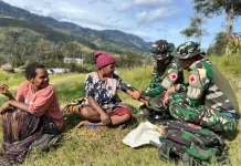 Satgas Yonif 511/DY Berikan Pelayanan Kesehatan Keliling di Kampung Tima