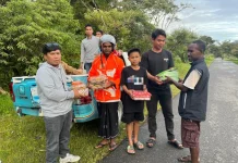 Pemuda MAMMESA Jayawijaya Berbagi Takjil di Masjid Perkampungan Islam