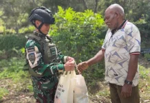 Satgas Yonif 511/DY Bagikan Sembako dan Pakaian kepada Warga Kampung Wenam