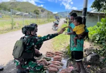 Satgas Yonif 511/DY Borong Hasil Bumi Warga di Kanggime