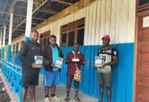 SMP Negeri 1 Abimbak Terima Buku Kebudayaan Suku Lani untuk Muatan Lokal