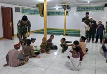 Satgas  Yonif 511/DY Pos Karubaga , bagikan Al-Qur'an Kepada Anak-anak di Karubaga