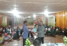 Pegiat Literasi Salurkan Buku Bacaan untuk Pemuda Gereja Baptis Onggeme