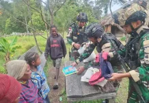 Satgas Pamtas RI–PNG Yonif 511/DY Bagikan Pakaian dan Buku di Desa Lowanom
