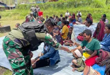 Satgas Yonif 511 Gelar Makan Bersama Gratis Ke-15 di Kampung Tima