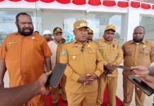 Pemkab Jayawijaya Serahkan Bantuan bagi Dua Kelompok Warga yang Bertikai