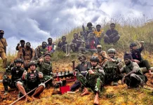 TNI dan Warga Gotong Royong Perbaiki Pipa PLTMH di Lanny Jaya