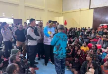 Gubernur  Kunjungi Pengungsi di Aula Polres Jayawijaya, Serahkan Bantuan Rp.1 M