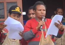 Bupati Kabupaten Pegunungan Bintang Menyerahkan Dana Desa