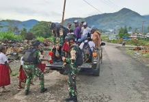 Yonif 511/DY Bantu Antar Anak Sekolah di Karubaga akibat Transportasi Terbatas