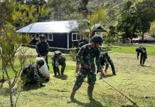 Satgas Yonif 511/DY Gelar Aksi Bersih Gereja di Lanny Jaya