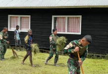 Satgas Yonif 511/DY dan Warga Kampung Tima Gotong Royong Bersihkan Fasilitas Umum