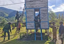 Satgas Pamtas Yonif 511/DY Bersama Warga Bersihkan Menara Gereja Baptis Lowanom