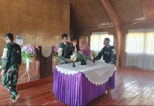 Satgas Yonif 511/DY dan Warga Popome Gelar Karya Bakti Bersihkan Gereja