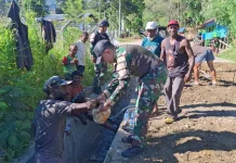 Satgas Yonif 511/DY dan Warga Karubaga Gotong Royong Bersihkan Tumpukan Tanah