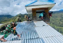 Warga dan Satgas Yonif 511/DY Gotong Royong Rehab Gereja di Balingga
