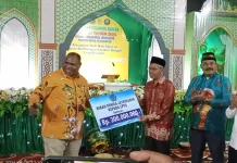 Bupati Jayawijaya Serahkan Hibah Rp300 Juta untuk LPTQ pada Pembukaan MTQ ke-31