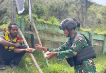 Satgas Yonif 511 Dibyatara Yodha Gelar Makan Bersama Gratis Ke-19 di Kampung Tima