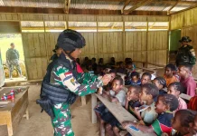 Satgas TNI Mengajar Manfaatkan Barang Bekas untuk Tingkatkan Literasi Anak