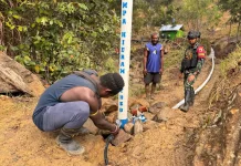 Warga Lanny Jaya Belajar Operasikan Listrik Energi Sungai dan Pompa Hydram