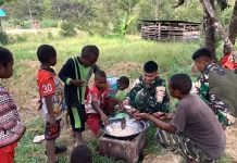 Satgas Yonif 511/DY Ajarkan Anak Papua Membuat Cireng gunaTingkatkan Kreativitas
