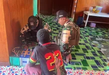 Personel Satgas Yonif 511/DY Perbaiki Instalasi Listrik Rumah Warga di Pirime