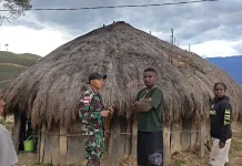 Satgas Yonif 511/DY Pererat Silaturahmi dengan Warga melalui Anjangsana di Popome