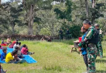 Satgas Yonif 511 Dibyatara Yodha Gelar Makan Bersama Gratis ke-21 di Kampung Tima