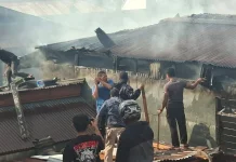 Personel Polres Gerak Cepat Tangani Kebakaran Rumah Kontrakan di Gang Nirwana