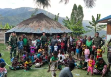 Pembagian Pakaian kepada Warga Distrik Kanggime Oleh Satgas Yonif 511/DY