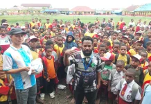 ASKAB PSSI Nduga Serahkan Bantuan Bola untuk Siswa Sekolah Gabungan 14 Distrik