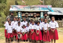 Satgas Yonif 511/DY Salurkan Seragam dan Perlengkapan Sekolah bagi Siswa