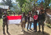 Satgas Yonif 511/DY Bagikan Bendera Merah Putih dan Sembako kepada Warga Karubaga