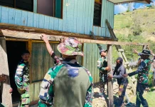 Satgas Yonif 511/DY Bantu Perbaiki Teras Rumah Warga di Balingga