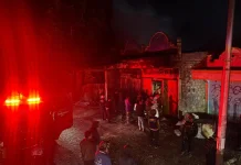 Polisi Bersama Warga Berjibaku Padamkan Kebakaran di Bhayangkara Atas