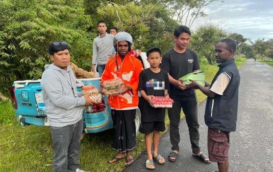 Pemuda MAMMESA Jayawijaya Berbagi Takjil di Masjid Perkampungan Islam