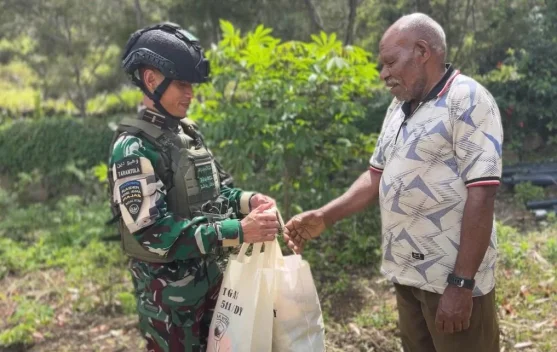 Satgas Yonif 511/DY Bagikan Sembako dan Pakaian kepada Warga Kampung Wenam