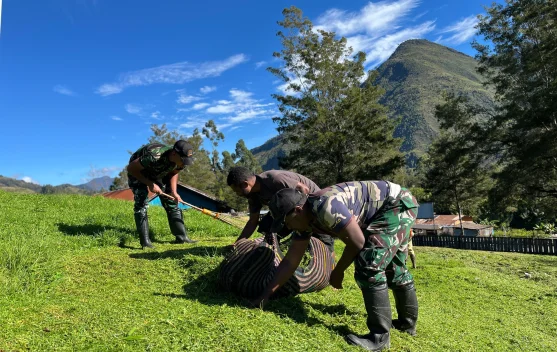 Pegawai Distrik, Satgas Yonif 511/DY, dan Warga Gelar Karya Bakti di Pirime