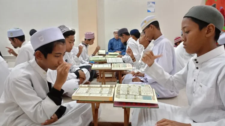 Ibadah dalam Kesunyian di Pesantren Tuli Darul Ashom Sleman