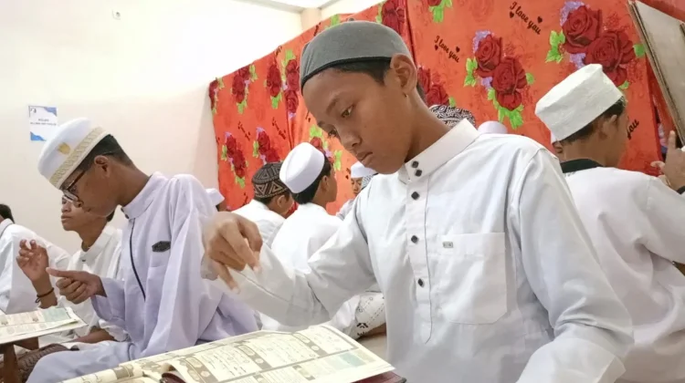 Ibadah dalam Kesunyian di Pesantren Tuli Darul Ashom Sleman