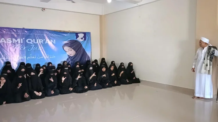 Ibadah dalam Kesunyian di Pesantren Tuli Darul Ashom Sleman